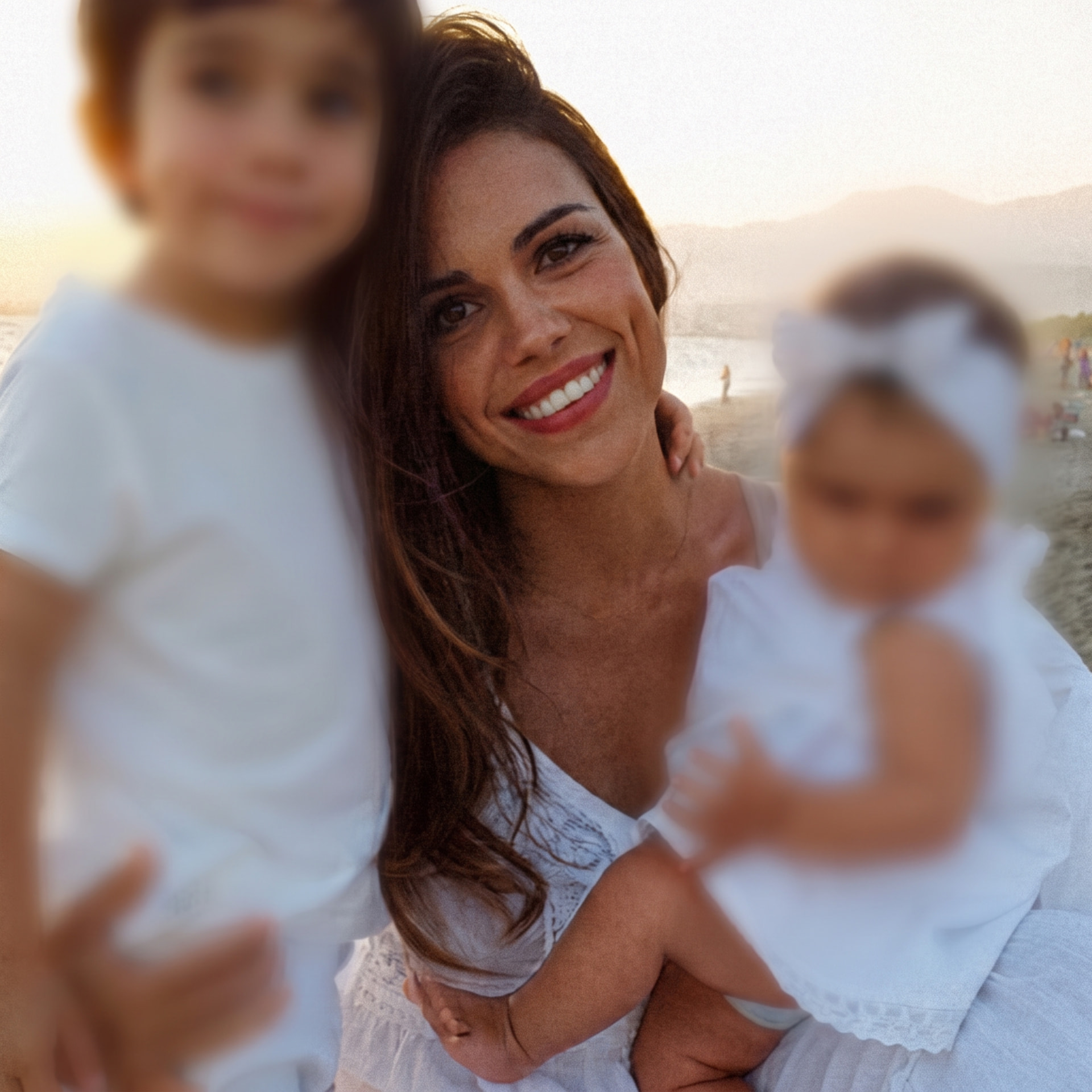 Maca Romero con sus dos hijos pequeños